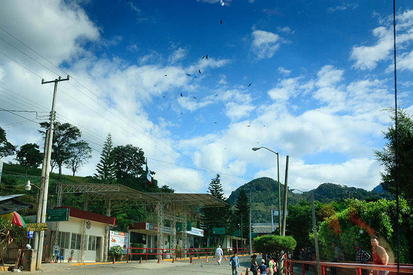 Bob LaGarde - Road trip through Central America Mexico/Guatemala, Ciudad Cuauhtemoc/La Mesilla border station: when you are here, you are already on Guate side; Photo: Thomas Alboth