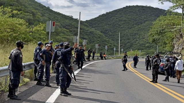 Bob LaGarde - Road trip through Central America - Polica checkpoint in Mexico