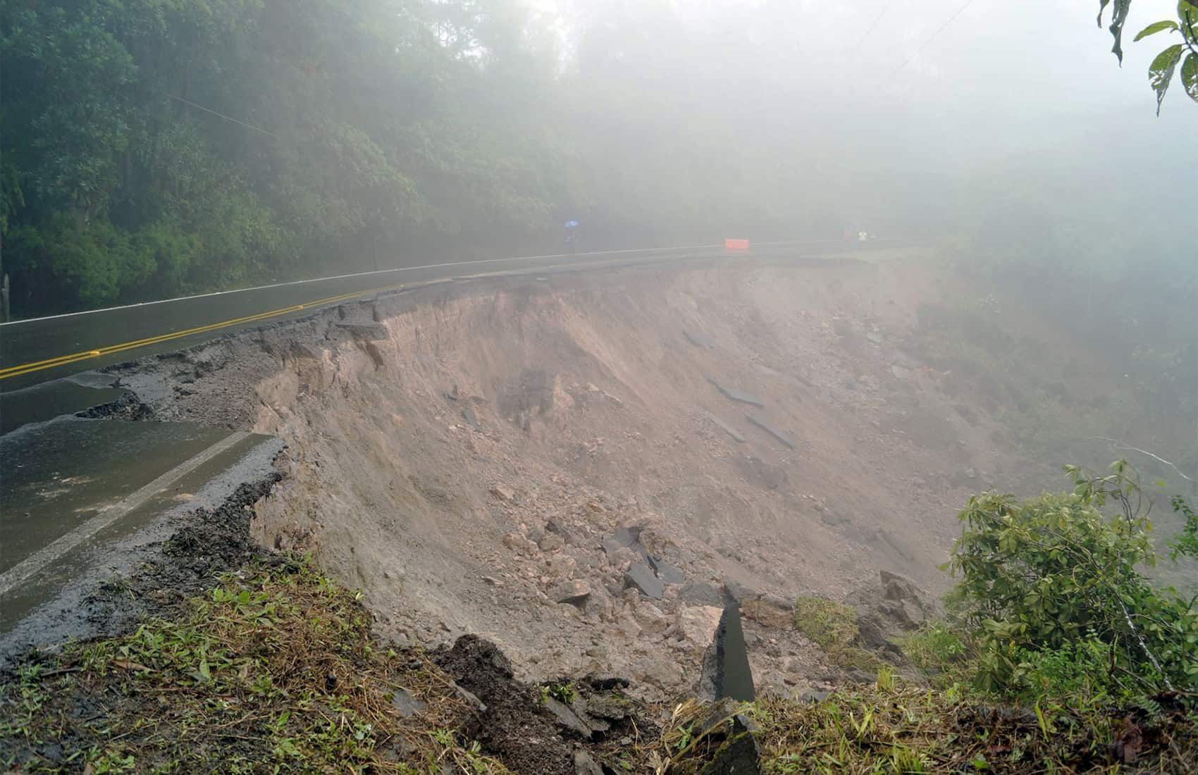 Landslide that collapsed a portion of Rt 2 between Cartago  and San Isidro